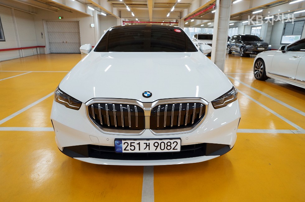 BMW 5 Series BASE MODEL — фото 1