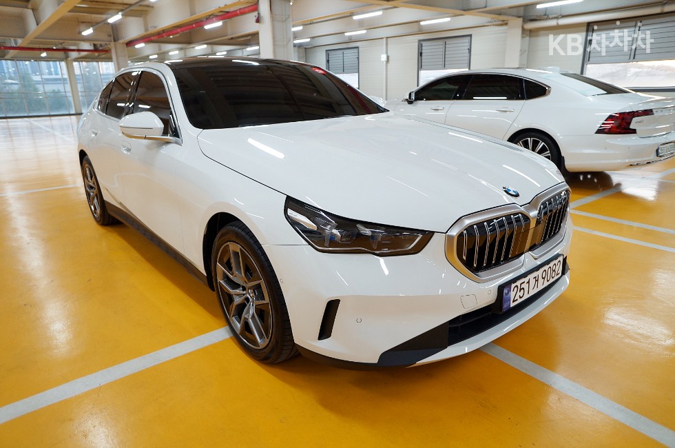 BMW 5 Series BASE MODEL — фото 3
