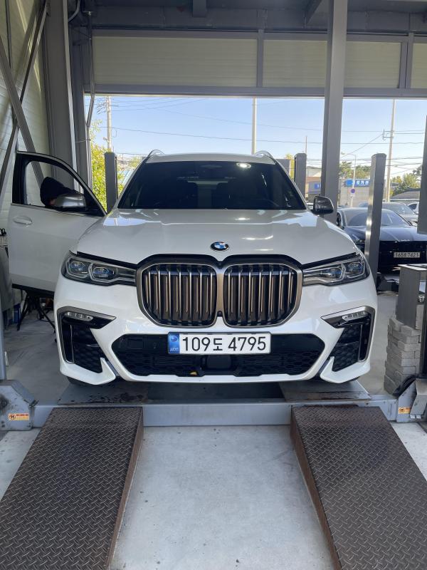 BMW X7 BASE MODEL — фото 1
