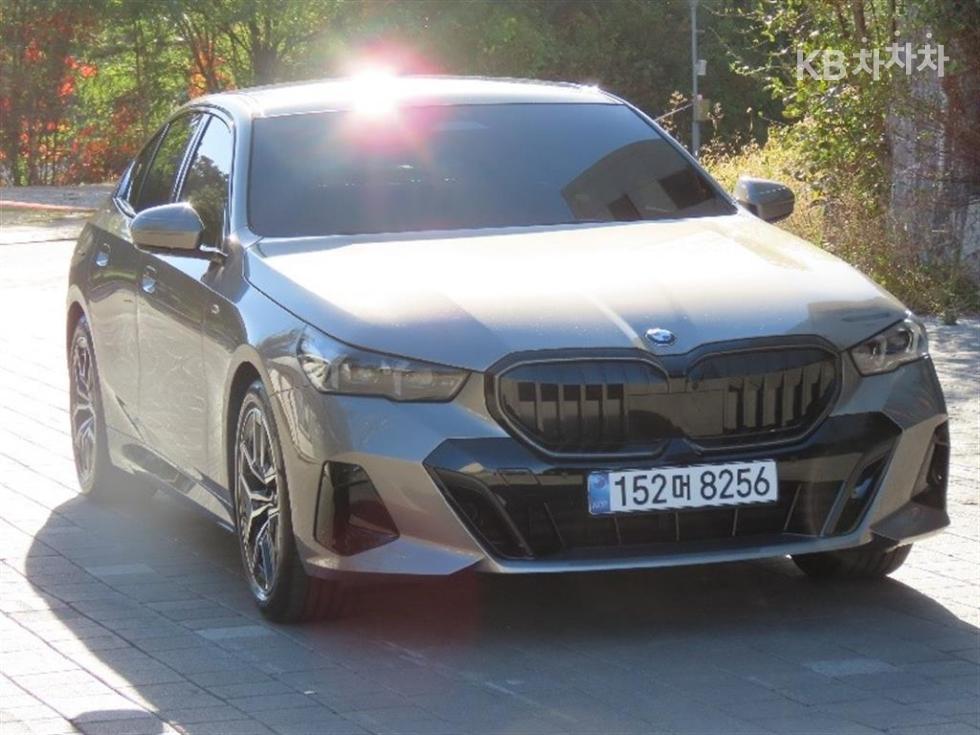 BMW 5 Series BASE MODEL — фото 2