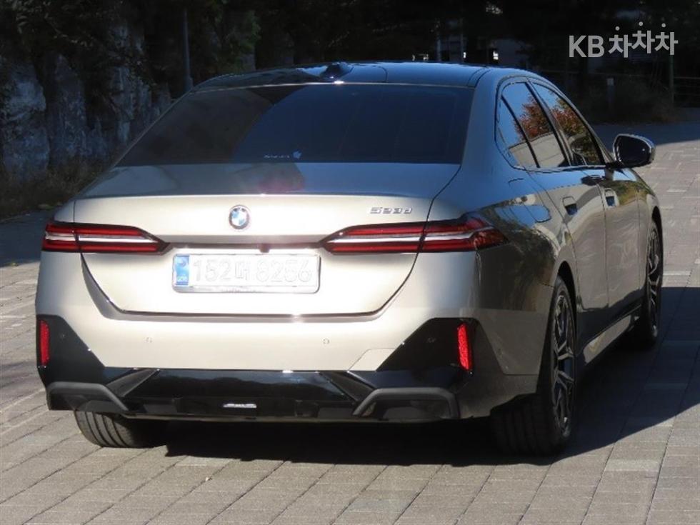 BMW 5 Series BASE MODEL — фото 3