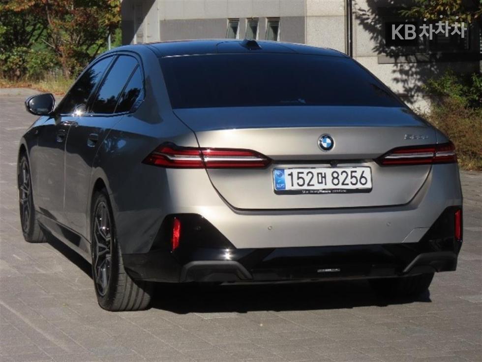 BMW 5 Series BASE MODEL — фото 4