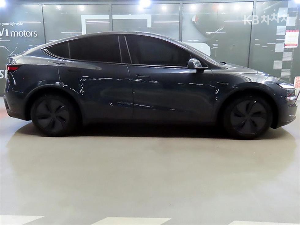 Tesla Model Y BASE MODEL — фото 3