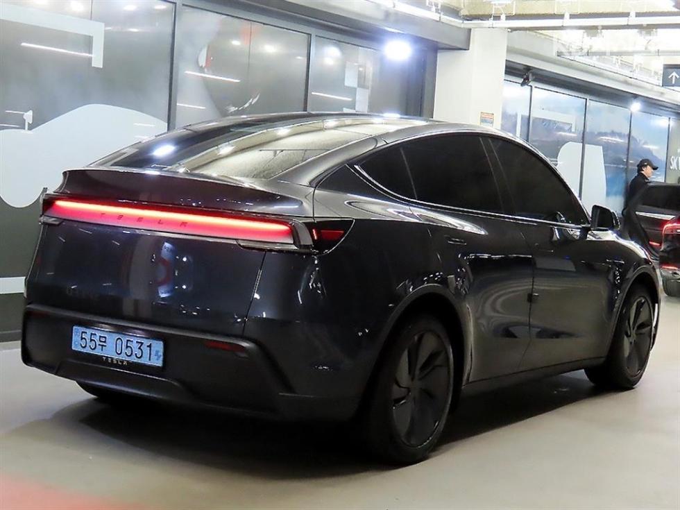 Tesla Model Y BASE MODEL — фото 4