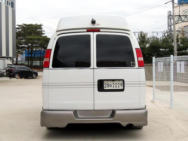 Chevrolet Express — miniaturë 4