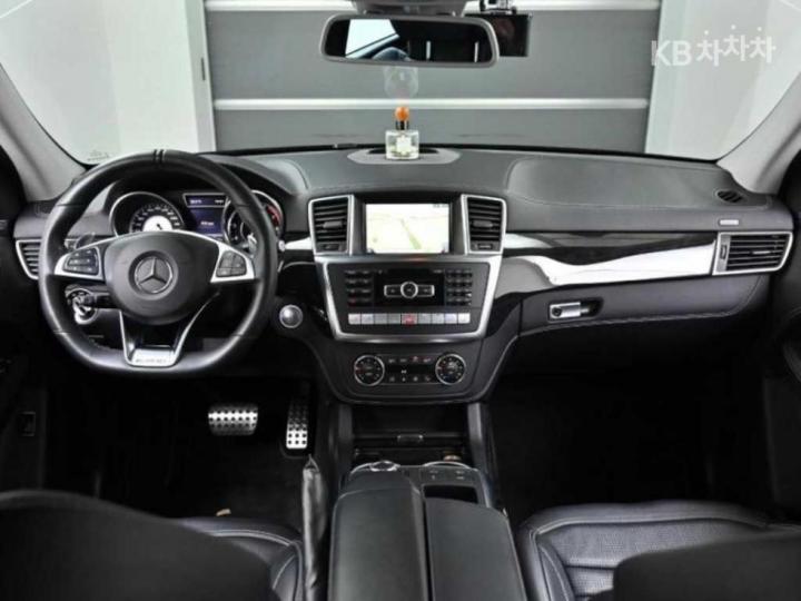 Mercedes-Benz M-Class New ML63 AMG W166 8
