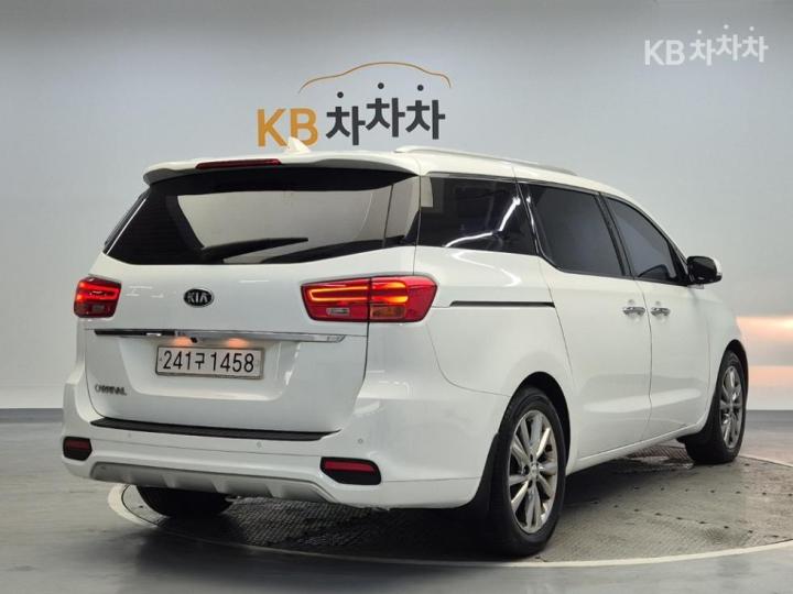Kia Carnival 2.2 Diesel Prestige 4