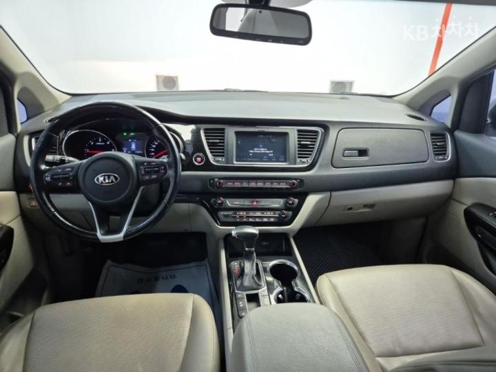 Kia Carnival 2.2 Diesel Prestige 8