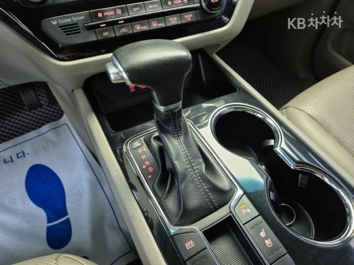 Kia Carnival 2.2 Diesel Prestige 9