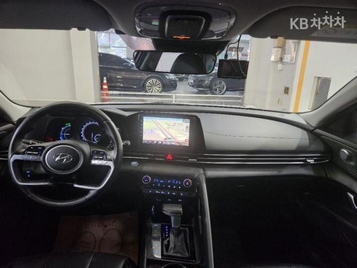 Hyundai Avante Hybrid CN7 Smart 8