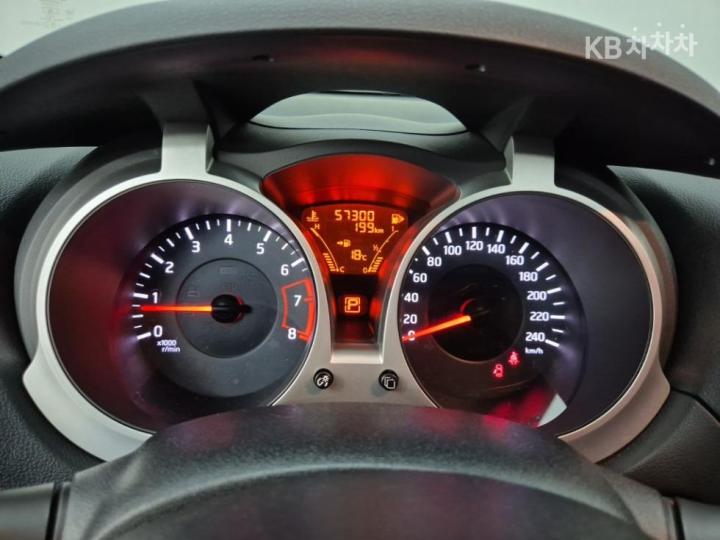 Nissan Juke 1.6 SV 8