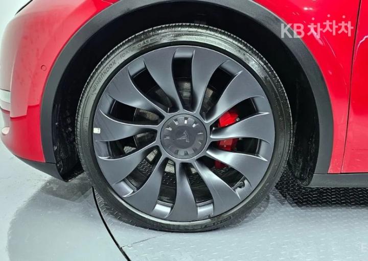 Tesla Model Y Performance 8