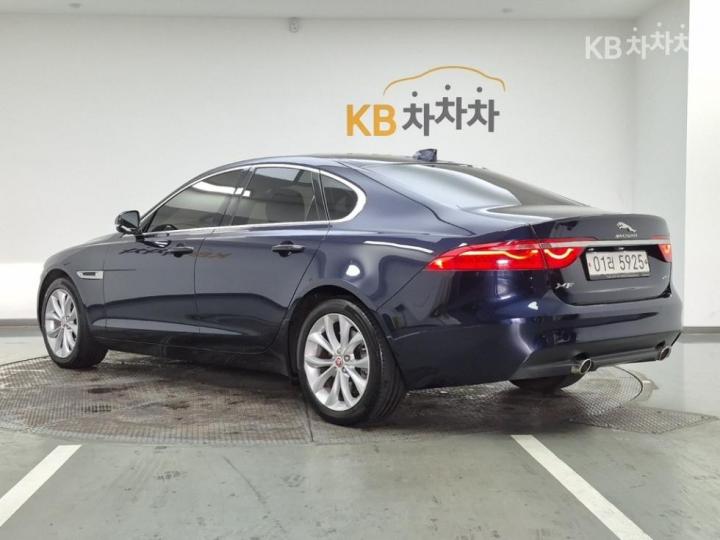 Jaguar XF 2.5T Portfolio 4