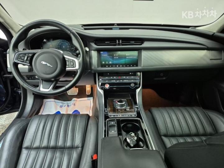Jaguar XF 2.5T Portfolio 6