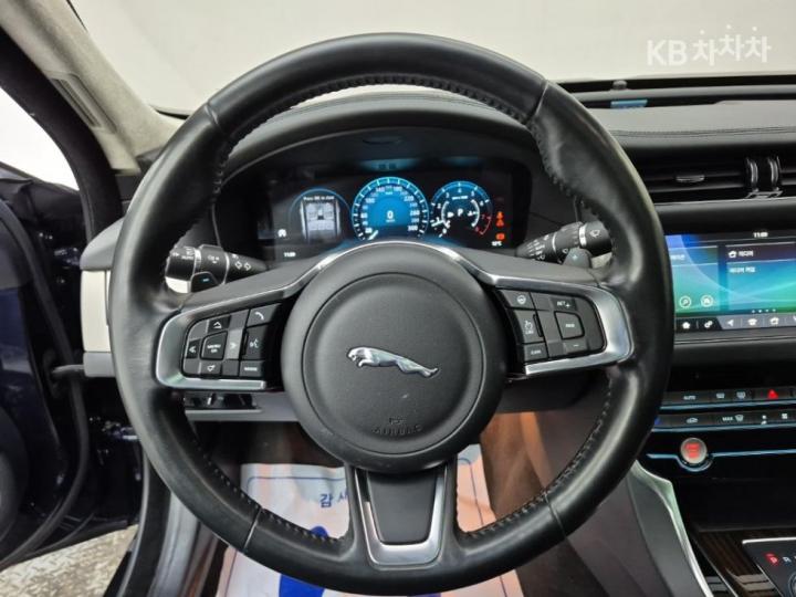 Jaguar XF 2.5T Portfolio 10