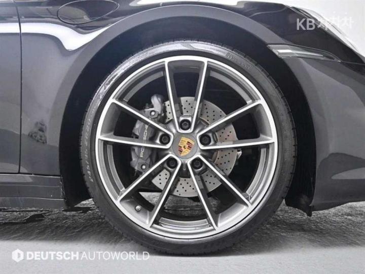 Porsche Carrera 911 992 Cabriolet 6