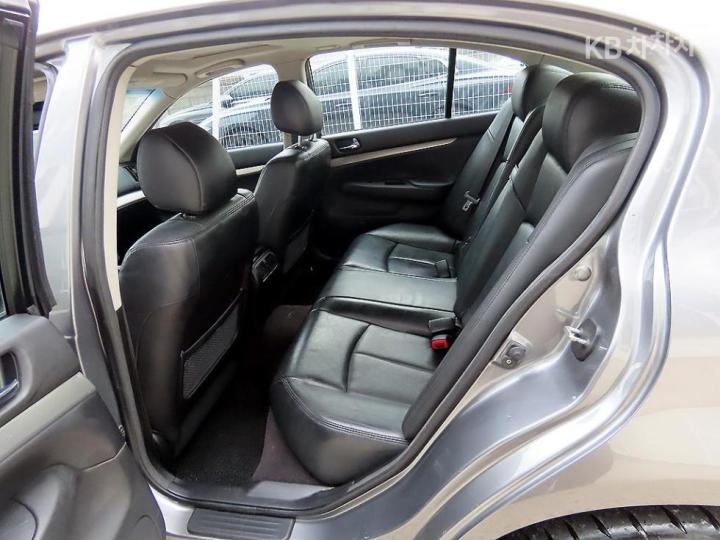 Infiniti G G37 Sedan S 7