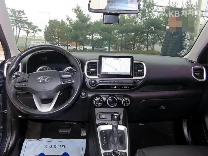 Hyundai Venue Gasoline 1.6 Modern Plus 8