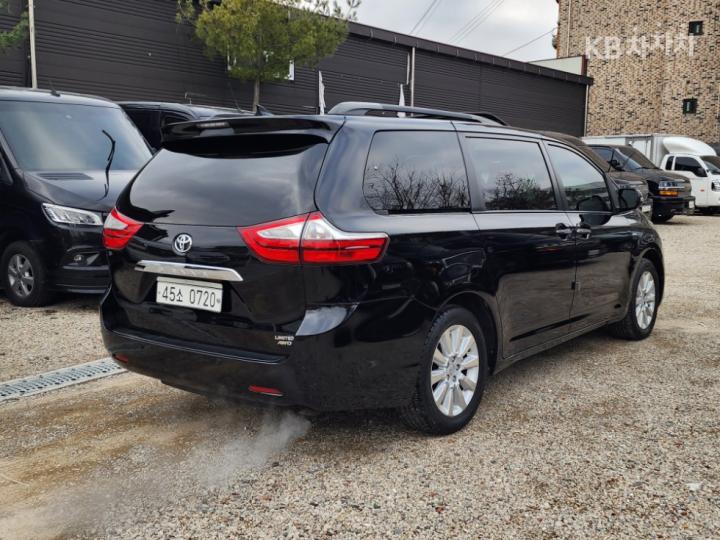 Toyota Sienna 3.5 AWD A/ T 9