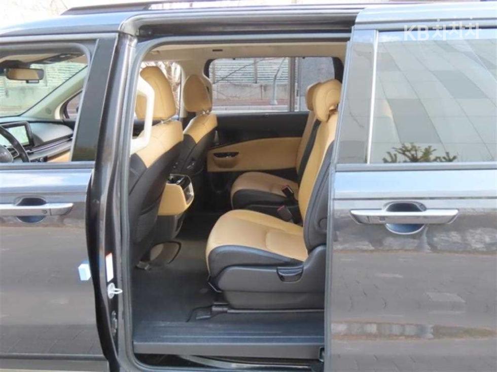 2023 - kia carnival