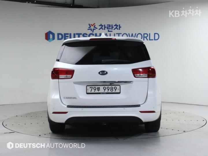 Kia Carnival 2.2 Diesel Deluxe 5
