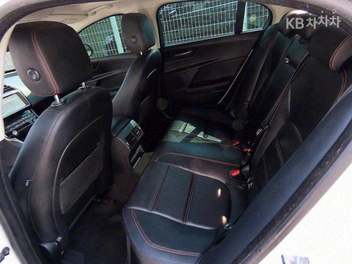 Jaguar XE 2.0 Diesel PRESTIGE 7