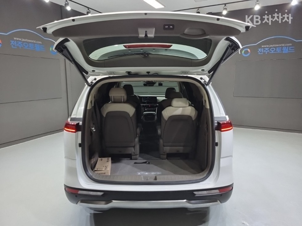 2023 - kia carnival