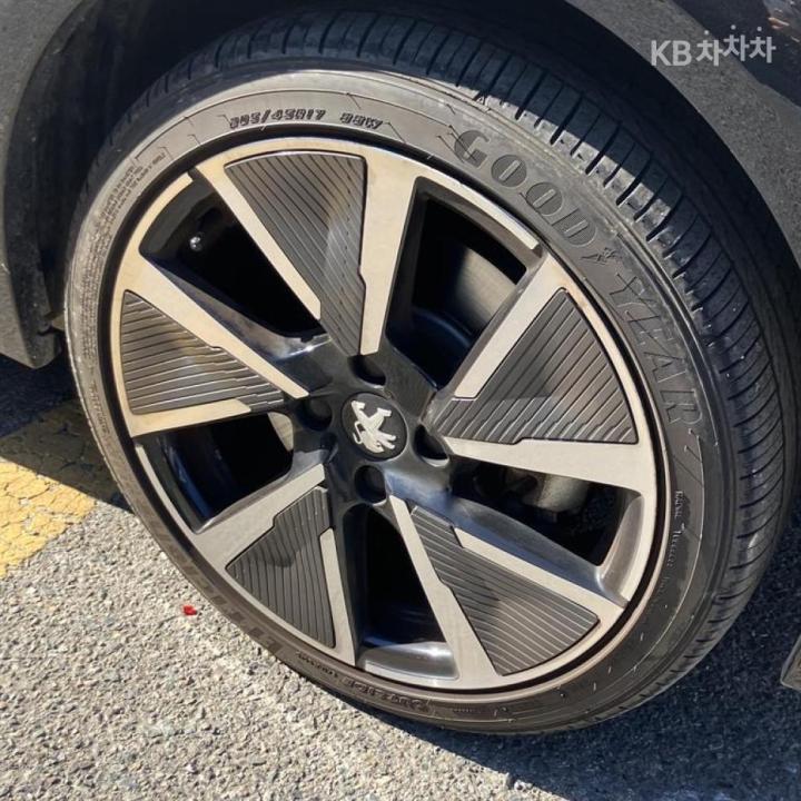 Peugeot 208 e- GT Line 5