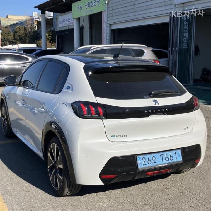 Peugeot 208 e- GT Line 8