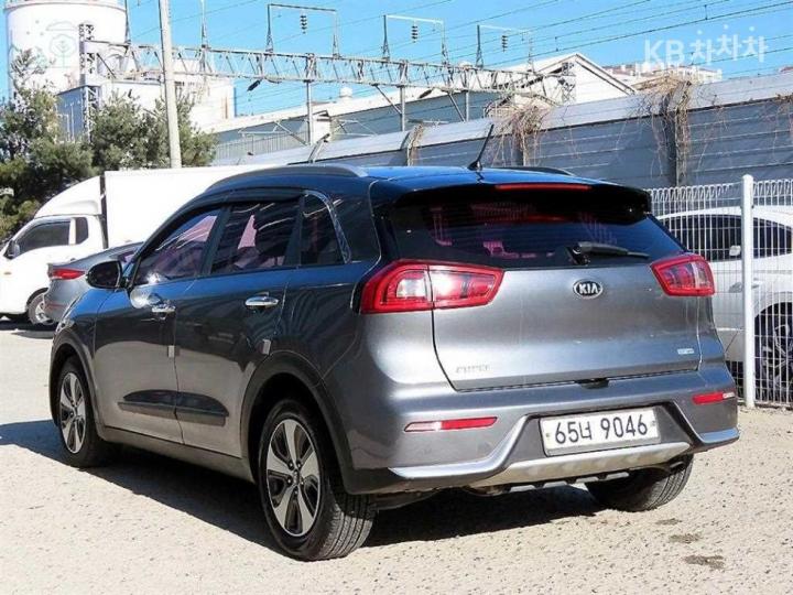 Kia Niro 1.6 Prestige 4
