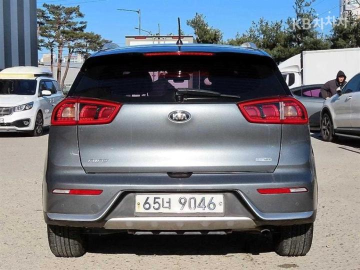 Kia Niro 1.6 Prestige 5