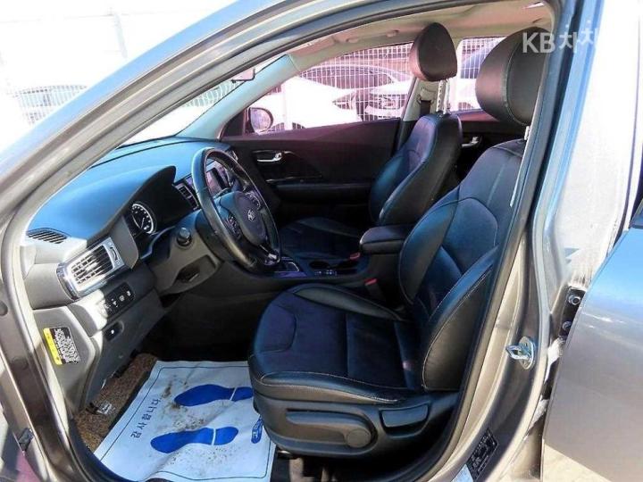 Kia Niro 1.6 Prestige 6