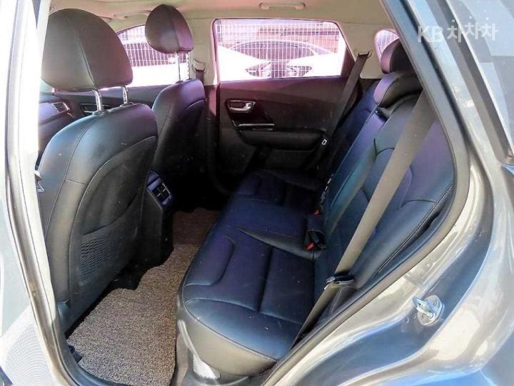 Kia Niro 1.6 Prestige 7