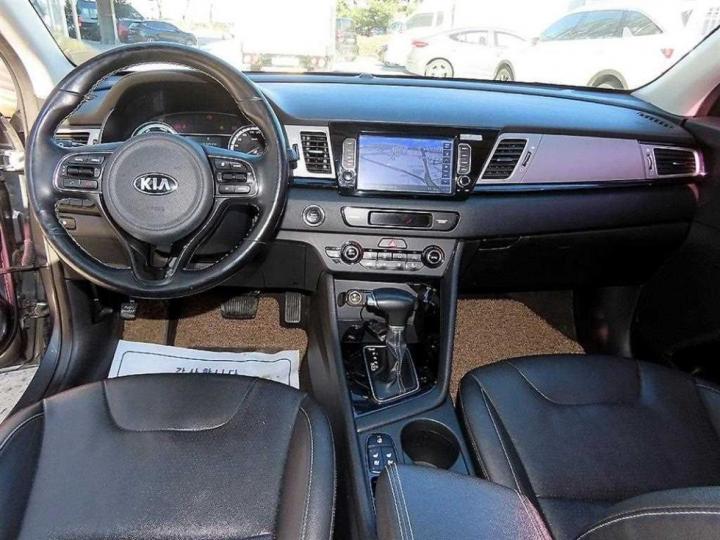 Kia Niro 1.6 Prestige 8