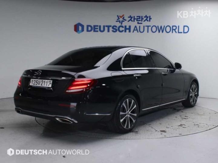 Mercedes-Benz E-Class W213 E300e Exclusive 3