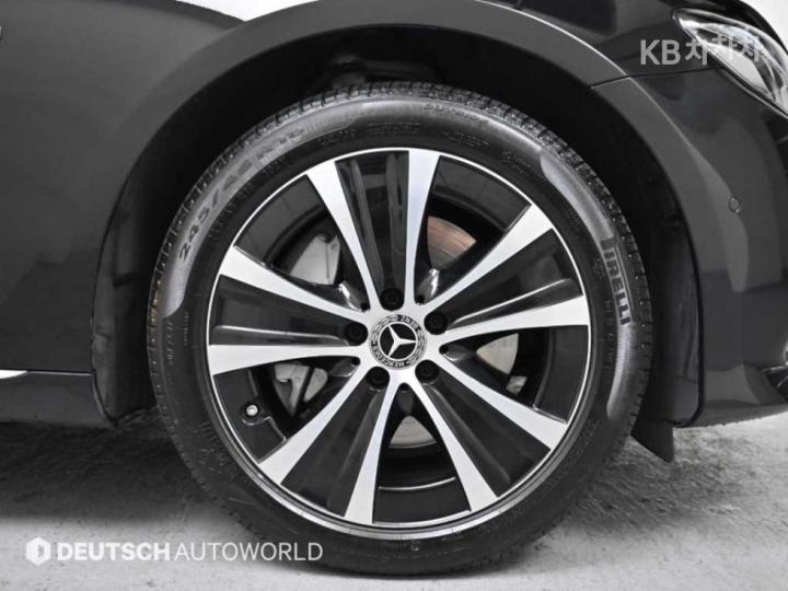 Mercedes-Benz E-Class W213 E300e Exclusive 6