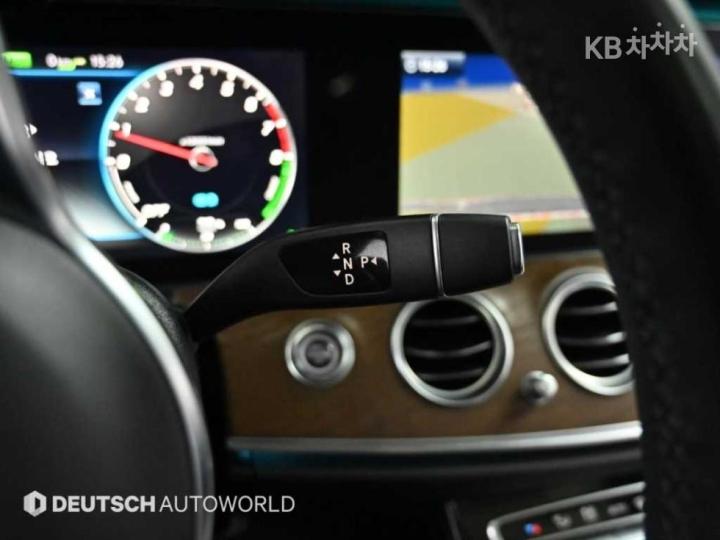 Mercedes-Benz E-Class W213 E300e Exclusive 10