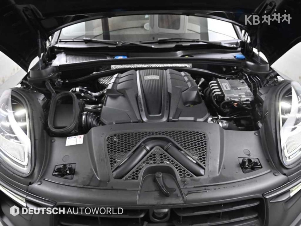 2022 - porsche macan