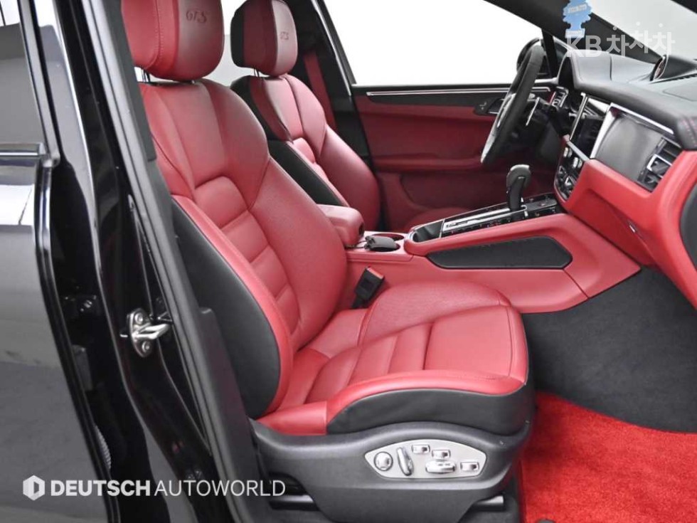2022 - porsche macan