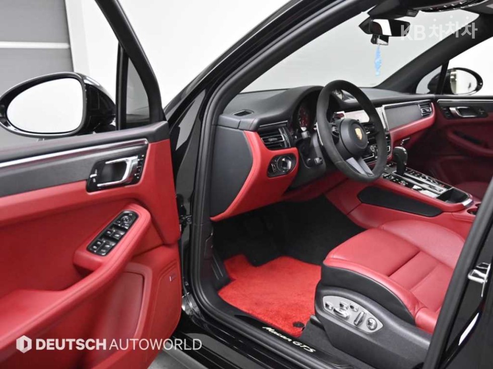 2022 - porsche macan