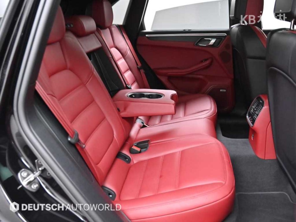 2022 - porsche macan