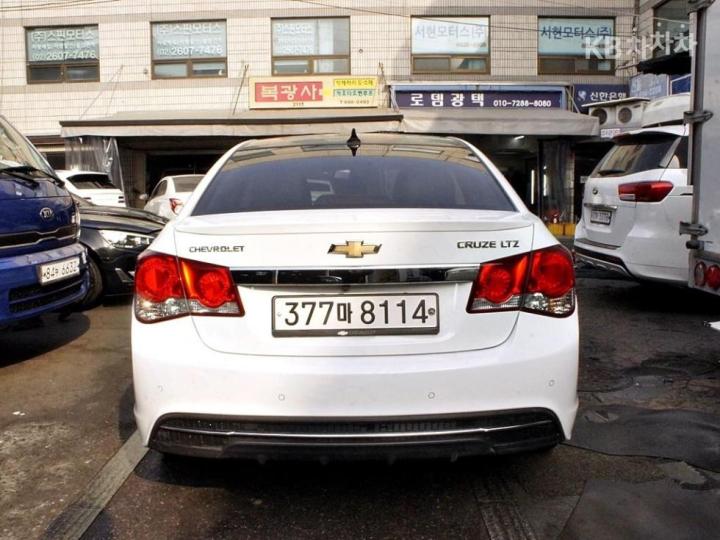 Chevrolet Cruze 5 1.8 LTZ+ The Perfect Black 4