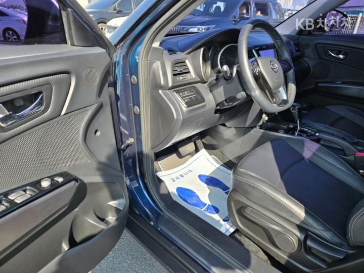 KG Mobility (Ssangyong) Tivoli Gasoline LX Base Type 9