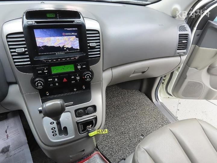 Kia Carnival Grand LPI GLX Base Type 8