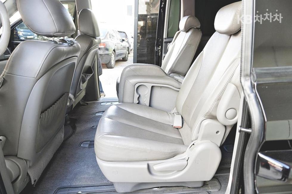 2010 - kia grand carnival