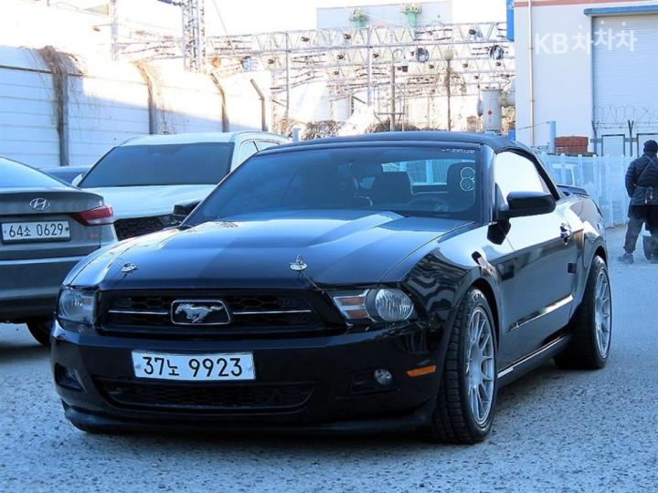 Ford Mustang Convertible 3