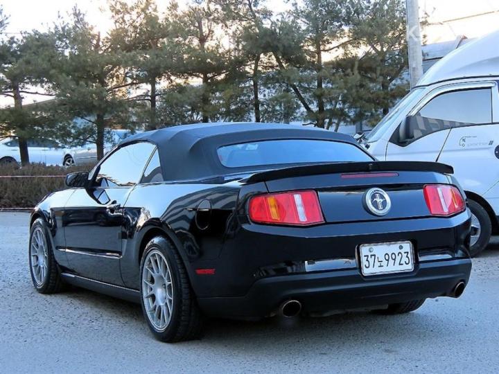 Ford Mustang Convertible 4