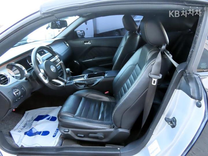 Ford Mustang Convertible 6