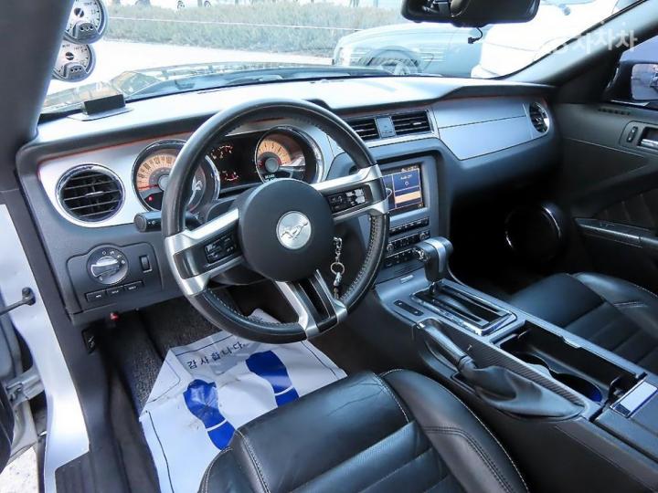 Ford Mustang Convertible 8