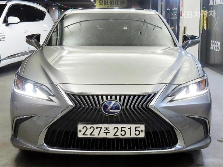 Lexus ES New Generation 300h Luxury+ 3